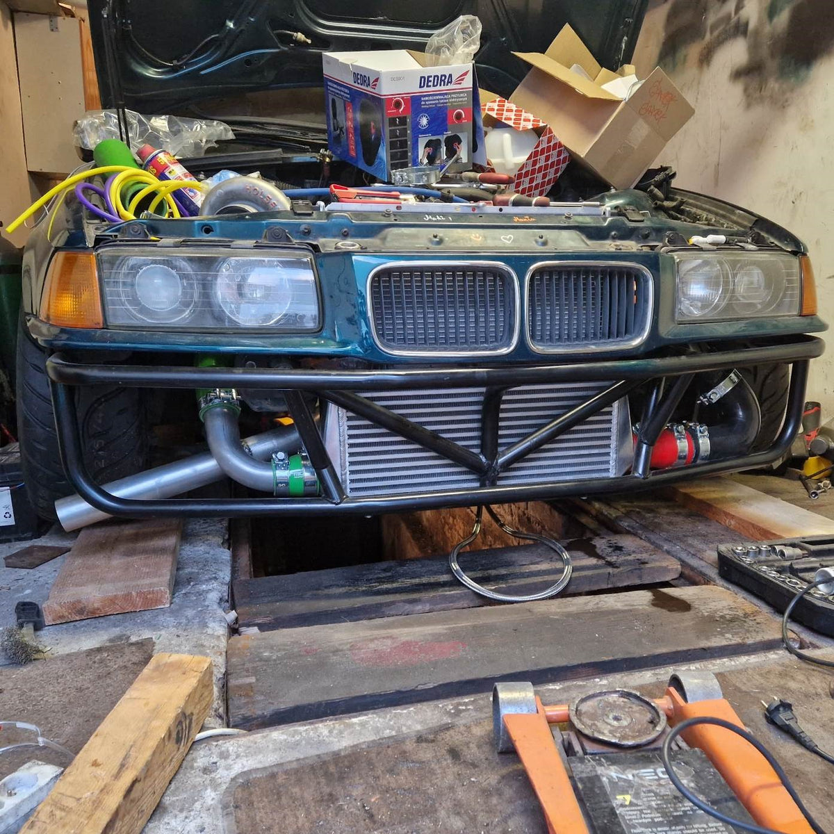 Predný bash bar BMW E36 sériový nárazník s jackpointom MandaCustom