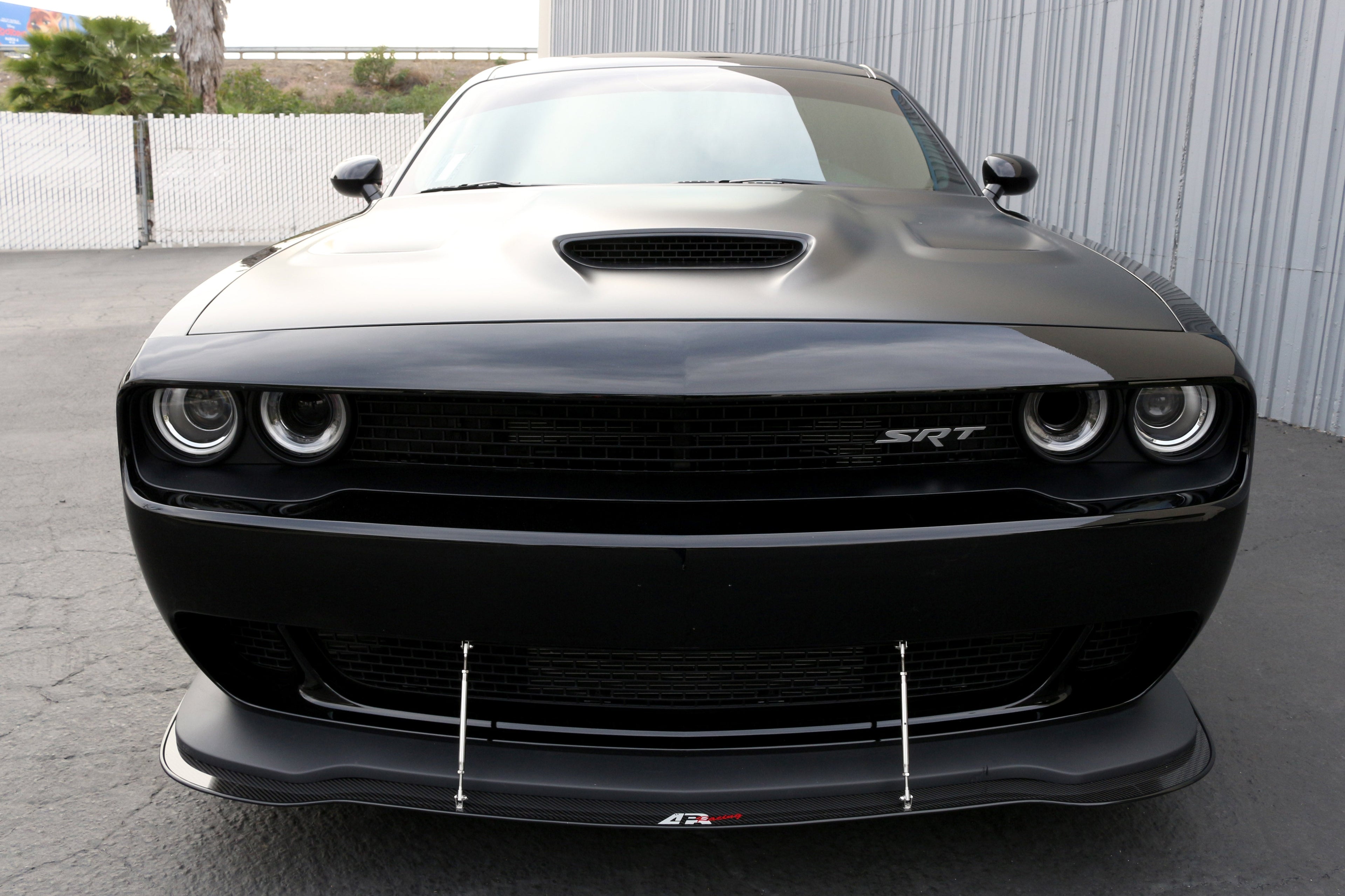 Karbonový predný splitter APR pre Dodge Challenger Hellcat – vrátane montážnych tyčí