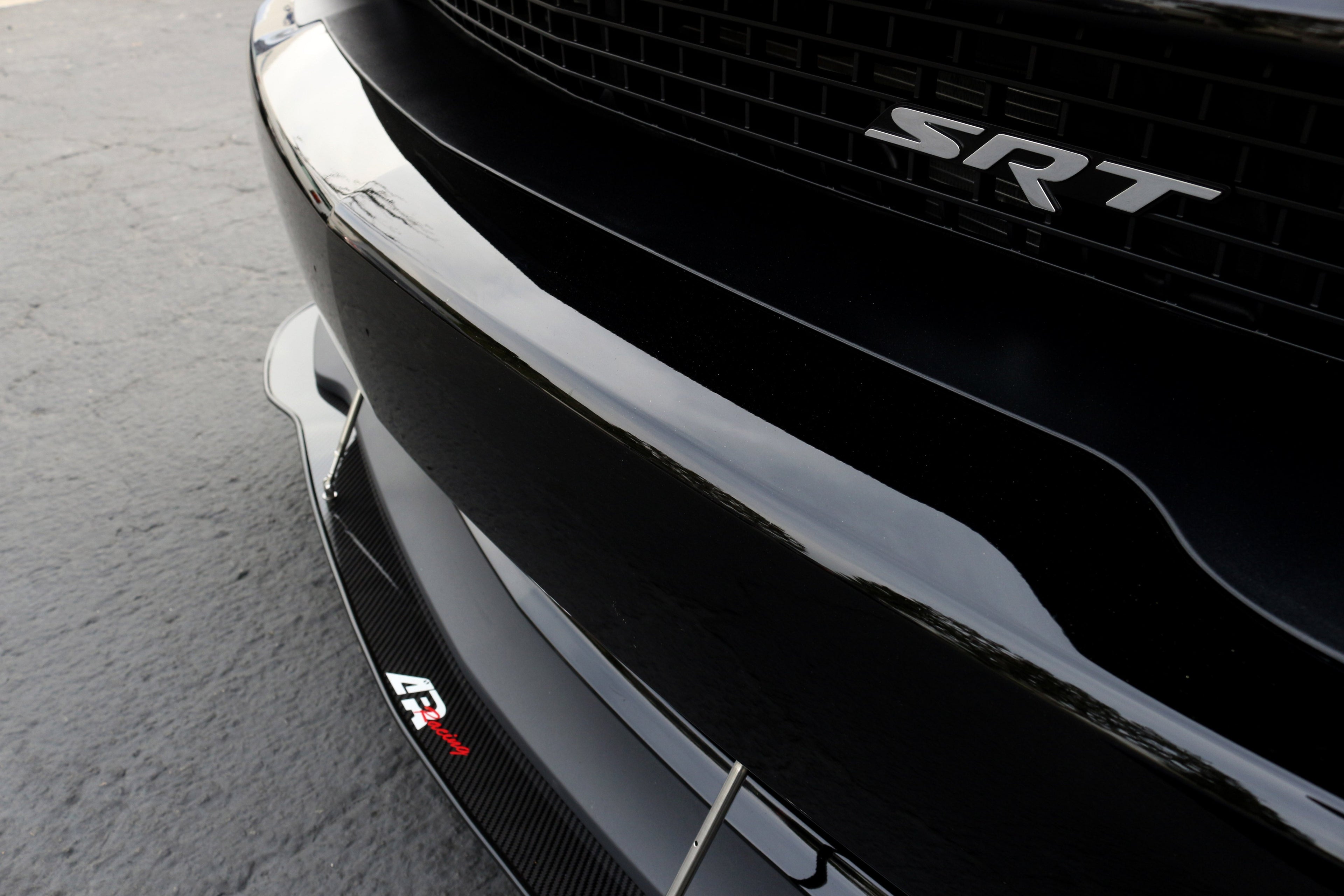 Karbonový predný splitter APR pre Dodge Challenger Hellcat – vrátane montážnych tyčí