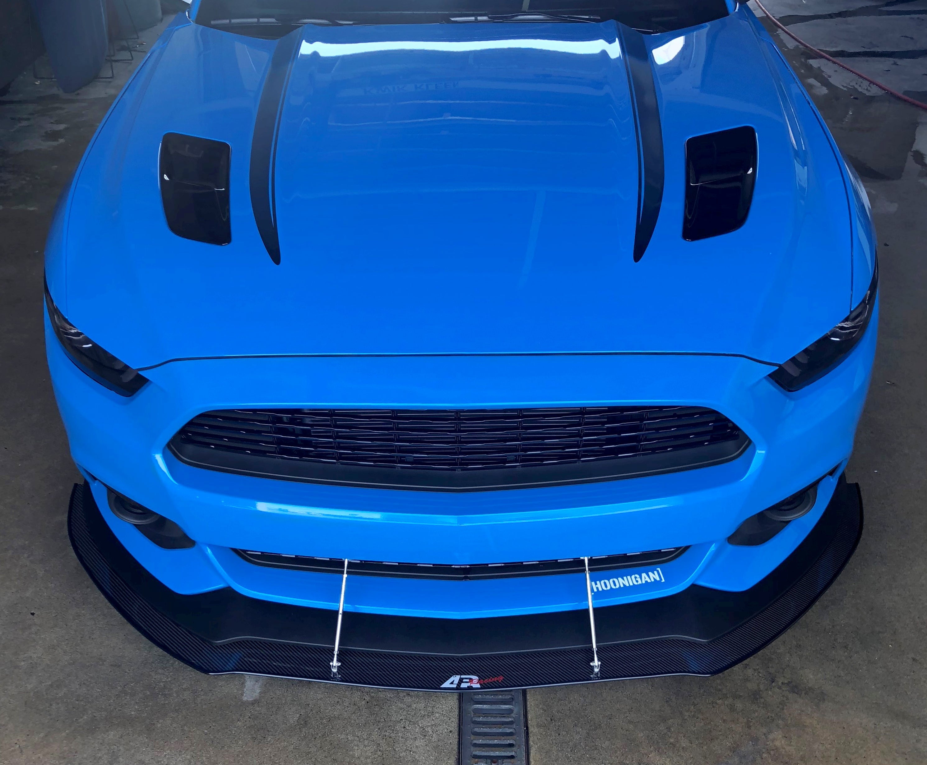 Karbonový predný splitter APR pre Ford Mustang Performance Package – vrátane montážnych tyčí