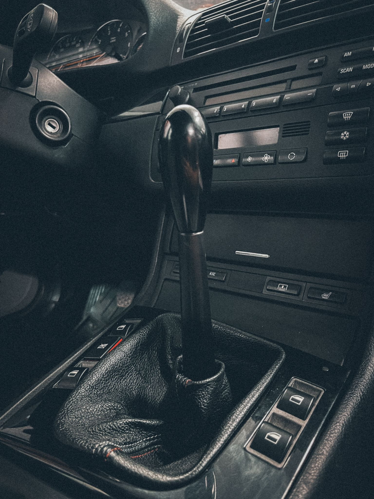 Krátke radenie (short shifter) nastaviteľné UNIVERSAL – montáž na karosériu