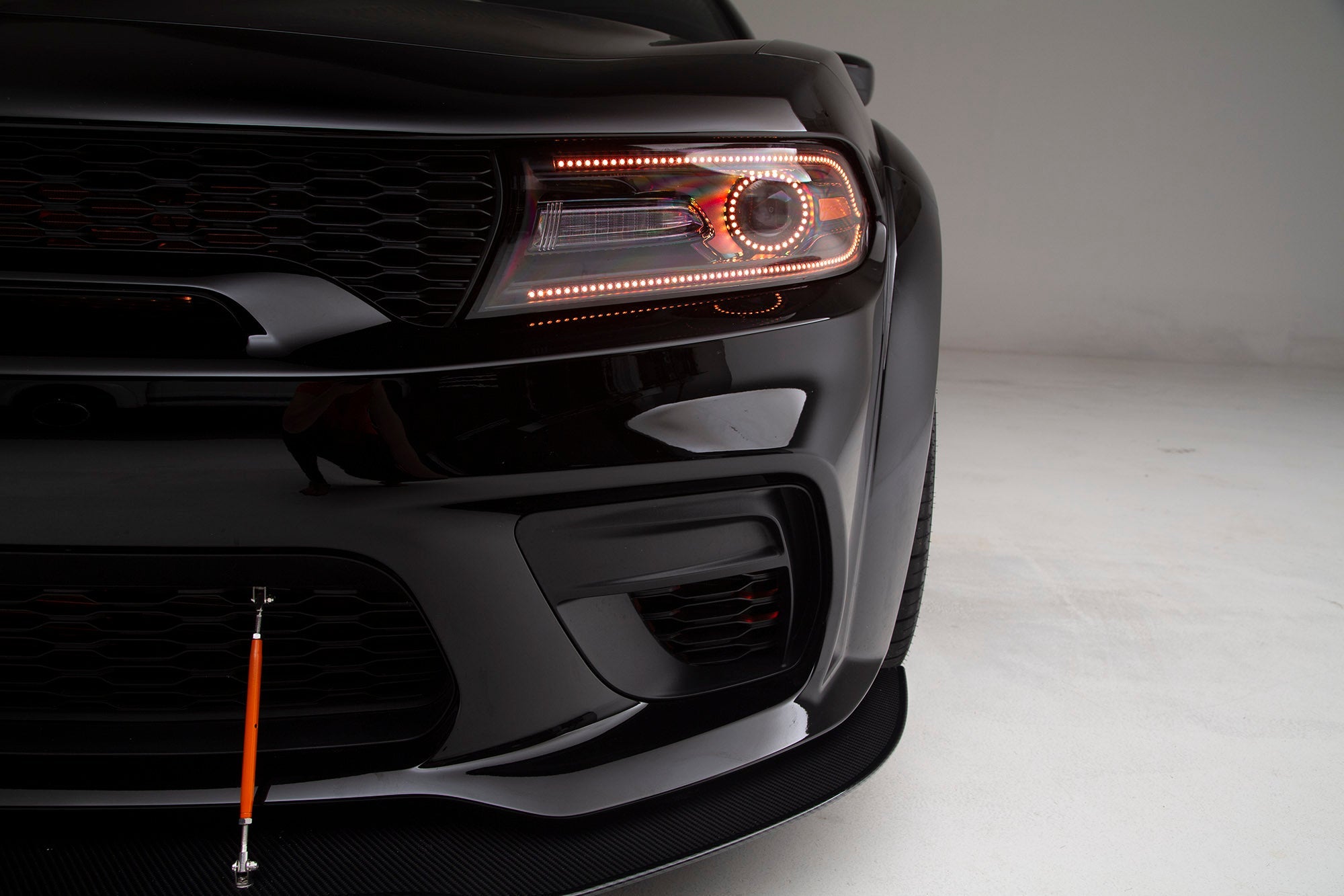 Karbonový predný splitter APR pre Dodge Charger Widebody (Scat Pack / Hellcat) 2020+ – vrátane montážnych tyčí