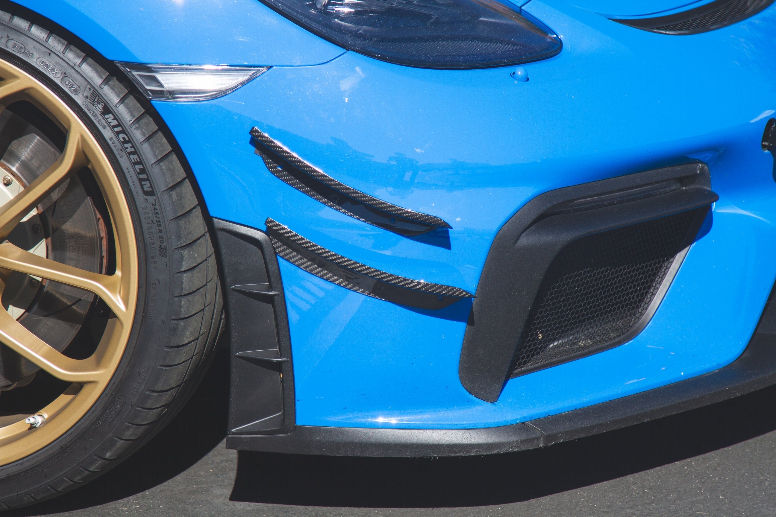 Karbonové canardy APR pre Porsche 718 Cayman GT4 – predný nárazník