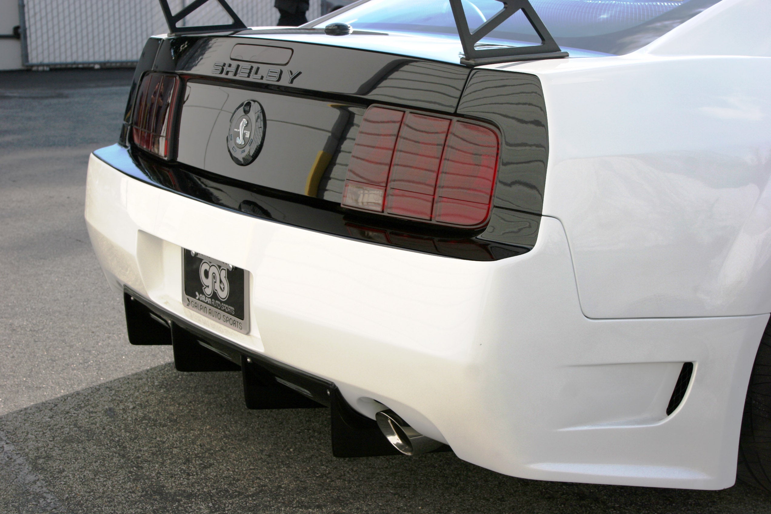 Karbonový zadný difúzor APR pre Ford Mustang GT (2005–2009)