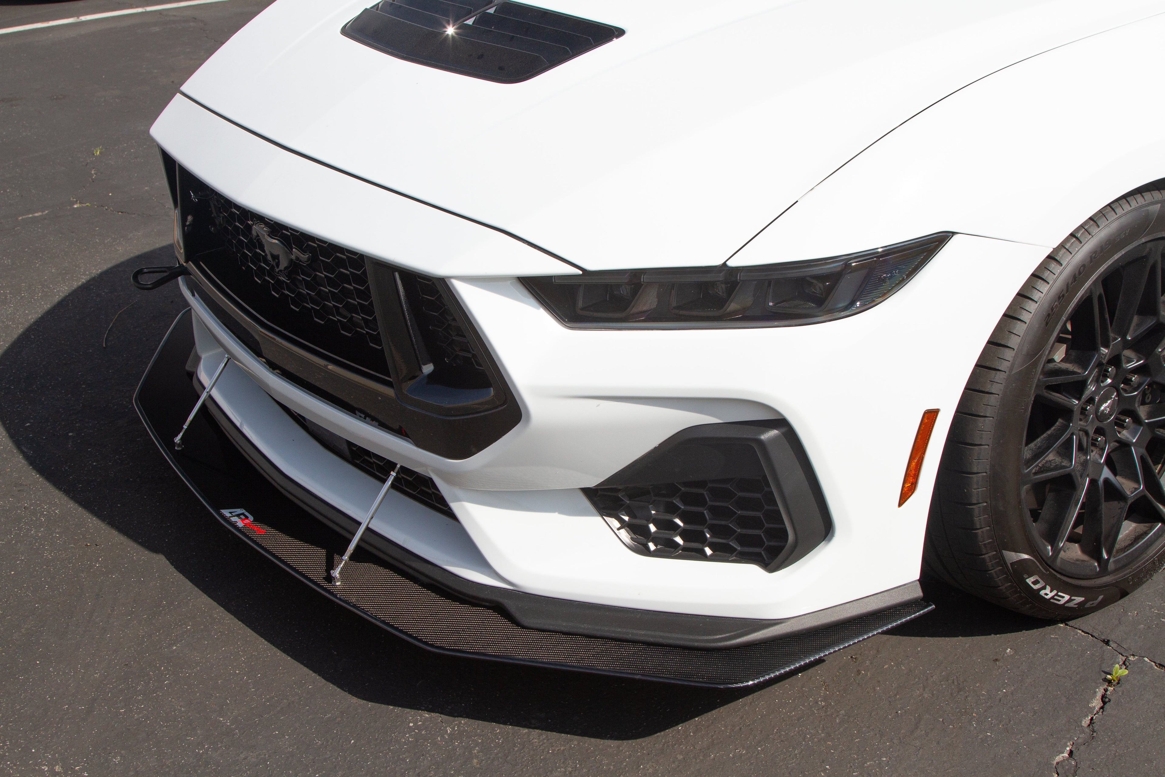 Karbonový predný splitter APR pre Ford Mustang Performance Package – vrátane montážnych tyčí