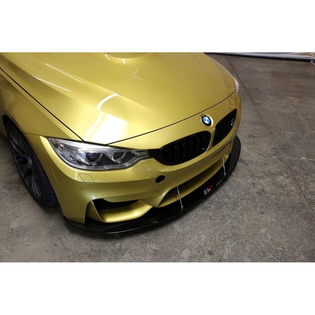 Karbonový predný splitter APR pre BMW M3 F80 / M4 F82 (stock bumper) – vrátane montážnych tyčí