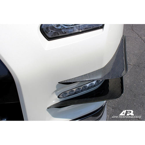 Karbonové canardy APR pre Nissan GT-R R35 – predný nárazník (canard set)