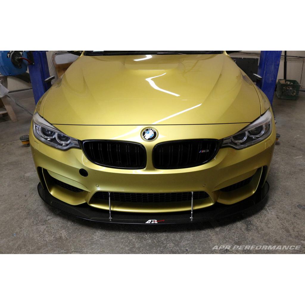 Karbonový predný splitter APR pre BMW M3 F80 / M4 F82 (stock bumper) – vrátane montážnych tyčí