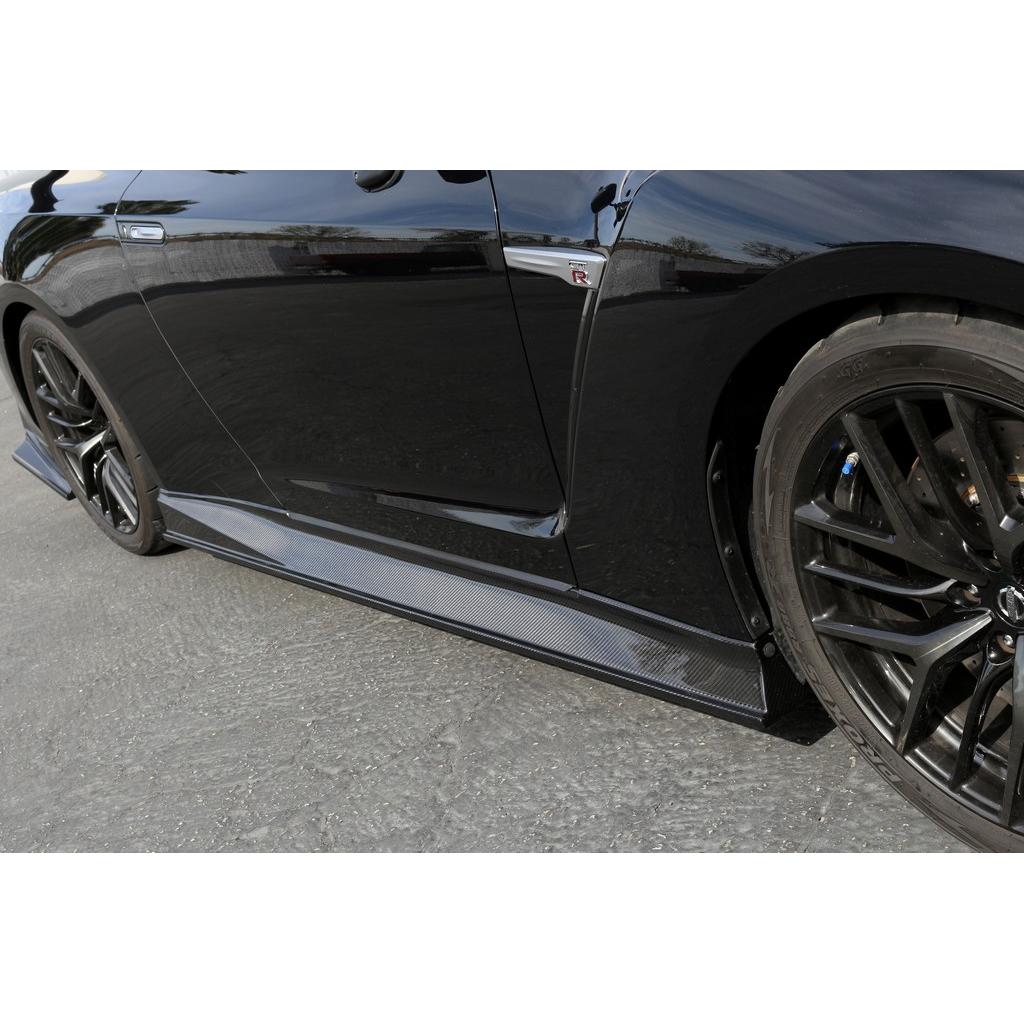 Karbonové bočné rozšírenia prahov APR pre Nissan GT-R (2017+) – side rocker extensions