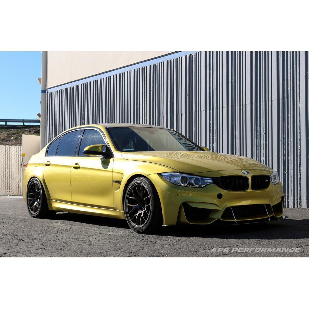 Karbonový predný splitter APR pre BMW M3 F80 / M4 F82 (stock bumper) – vrátane montážnych tyčí