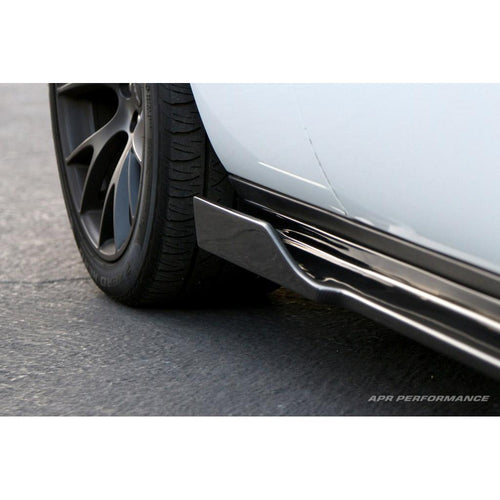 Karbonové bočné rozšírenia prahov APR pre Dodge Challenger (2015+) – side rocker extensions