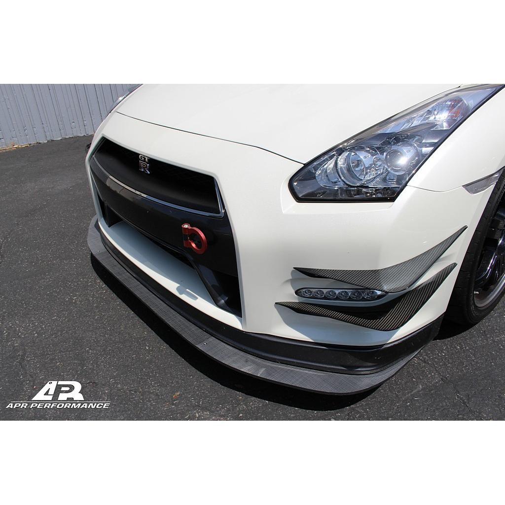 Karbonové canardy APR pre Nissan GT-R R35 – predný nárazník (canard set)