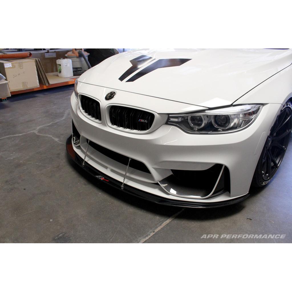Karbonový predný splitter APR pre BMW M3 F80 / M4 F82 s M Performance Airdam – vrátane montážnych tyčí