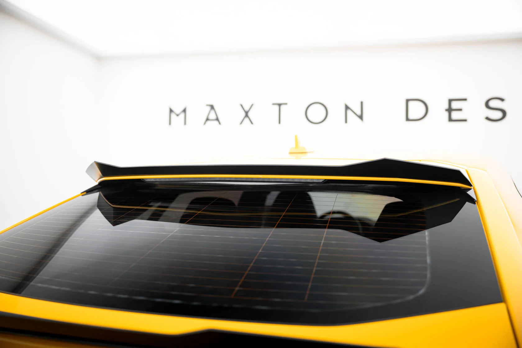 Zadný horný spoiler Lamborghini Urus (2018–2024) – ABS Gloss Black