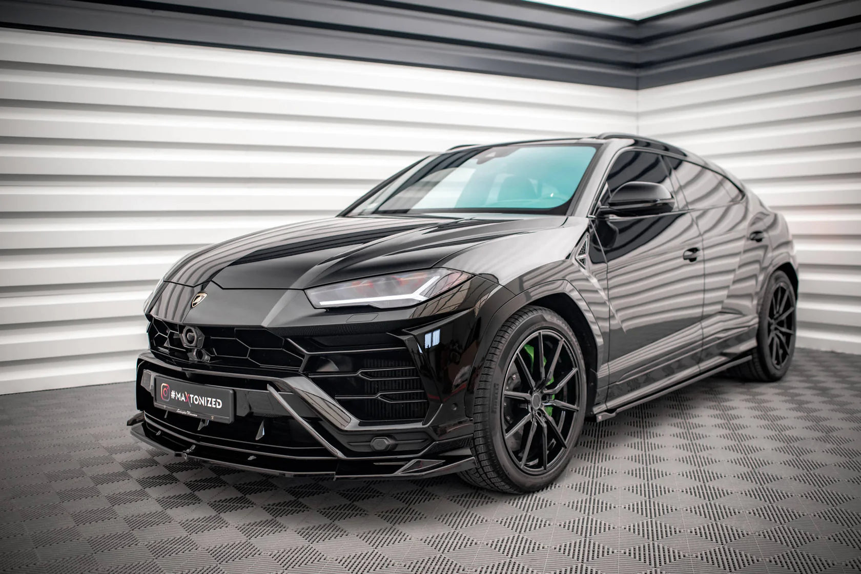 Predný splitter V.1 Lamborghini Urus (2018–2024) ABS Gloss Black