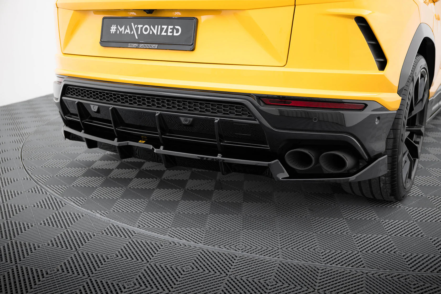 Zadný difúzor s vertikálnymi lamelami Lamborghini Urus (2018–2024) ABS Gloss Black