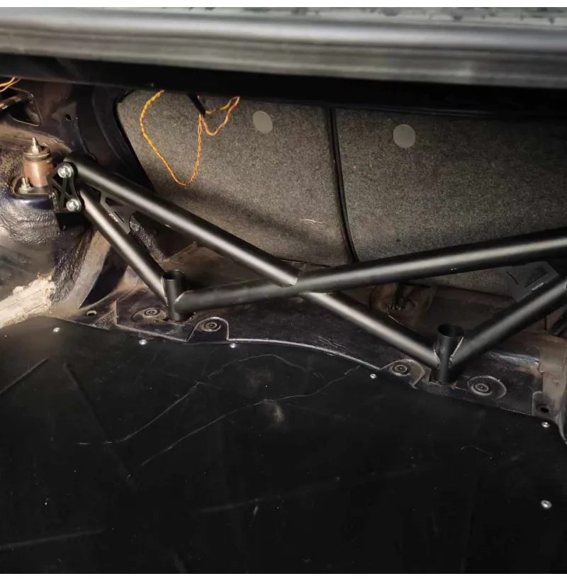 BMW E36 Rear 4-Point Strut Brace SWAGIER – Zadná 4-bodová rozpierka (X-Brace)